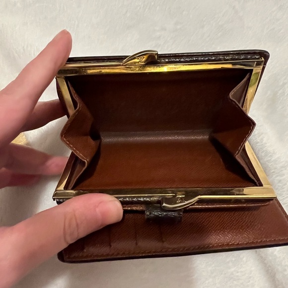 LOUIS VUITTON Kisslock Wallet! With Dust bag! 100% Authentic! Great price! - Picture 9 of 16